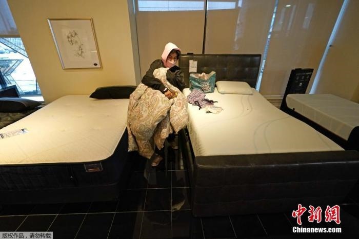 當(dāng)?shù)貢r間2月17日，美國得州的一家畫廊兼家具店內(nèi)，大批民眾來此避寒取暖，其中不乏一些人帶著被子來過夜。美國近日遭遇極寒天氣侵襲，多地氣溫創(chuàng)近年新低，其中得州災(zāi)情最嚴(yán)重，暴風(fēng)雪導(dǎo)致電網(wǎng)在酷寒中癱瘓，約400萬居民家中長時間停電。美國國家氣象局表示，得州休斯敦等地的氣溫甚至比靠近北極圈的阿拉斯加還要低。