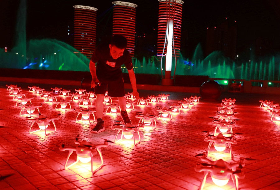 超震撼！500架無人機(jī)扮靚青城夜空