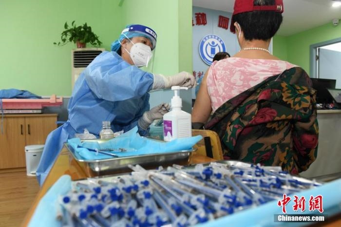 資料圖：市民來(lái)到醫(yī)院接種新冠疫苗。 楊華峰 攝