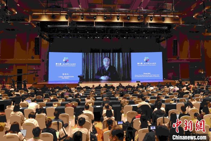 中國工程院院士、“人民英雄”國家榮譽稱號獲得者張伯禮通過視頻發(fā)表主旨演講。　盛佳鵬 攝