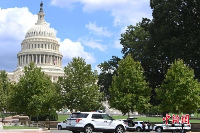當(dāng)?shù)貢r間8月19日，一名男子駕駛黑色皮卡至國會圖書館前，并聲稱車上有炸彈。該事件導(dǎo)致美國國會大廈周邊街道封鎖，警方還疏散了周邊國會辦公樓和聯(lián)邦最高法院里的工作人員。圖為警方在美國會大廈西側(cè)廣場警戒。 <a target='_blank' href='http://www.chinanews.com/'>中新社</a>記者 陳孟統(tǒng) 攝