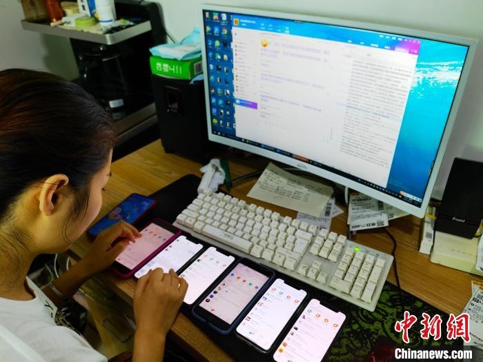 圖為網(wǎng)絡(luò)客服為網(wǎng)上“專車座套”客戶答疑釋惑。　呂子豪 攝