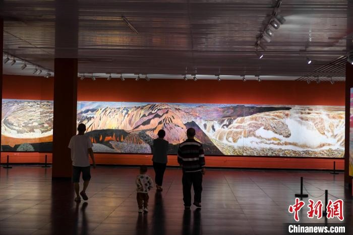 162米巨幅油畫(huà)長(zhǎng)卷《黃河》吸引市民駐足觀看?！钊A峰 攝