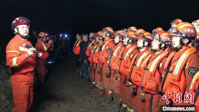 平遙縣消防救援大隊大隊長龔宇作總攻發(fā)起前的動員?！￠Z旭輝 攝