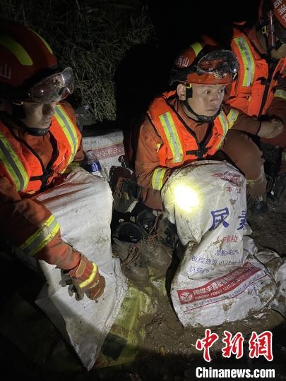 短暫修整期間，消防員脫掉鞋襪，用編織袋套住腿腳保暖?！￠Z旭輝 攝