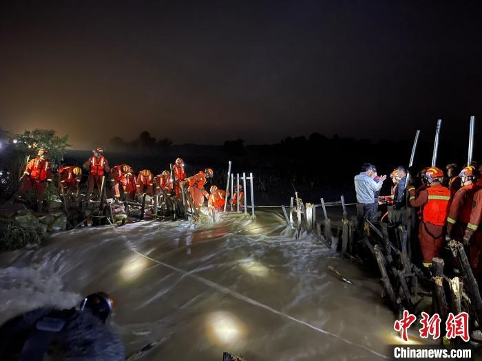 消防員分成左右兩路，同時發(fā)起決口封堵總攻。　閆旭輝 攝