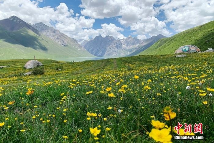 位于青海省果洛藏族自治州久治縣的年保玉則意為“神圣不可侵犯的地方”，山形如蓮花，總面積3469平方公里，保存有冰蝕地貌、冰磧地貌、現(xiàn)代冰川等地質(zhì)遺跡，有“天神后花園”之稱。
<a target='_blank' href='http://www.chinanews.com/'>中新社</a>記者 孫睿 攝