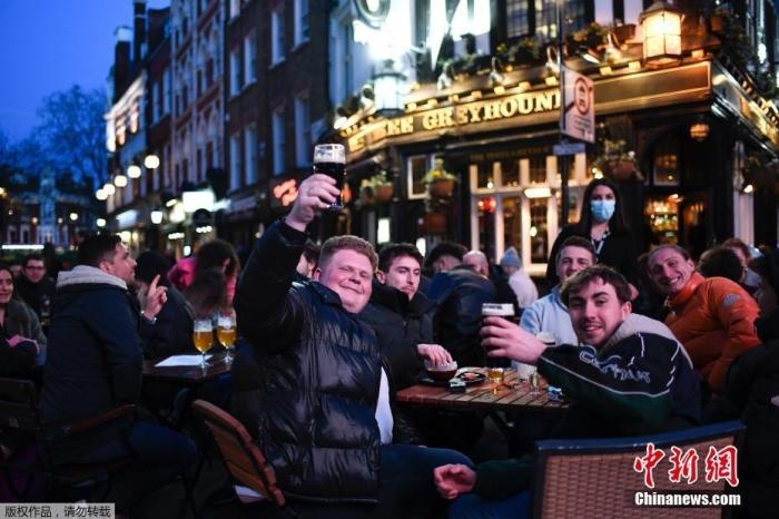 當(dāng)?shù)貢r(shí)間2021年4月12日，英國(guó)進(jìn)入放松疫情封鎖措施的第二階段。商鋪、理發(fā)店、健身房等被允許重新開張，酒吧和餐館也可以在室外營(yíng)業(yè)。據(jù)悉，酒吧解封的第一晚，倫敦大批民眾在市中心喝酒跳舞，場(chǎng)面宛如狂歡節(jié)。