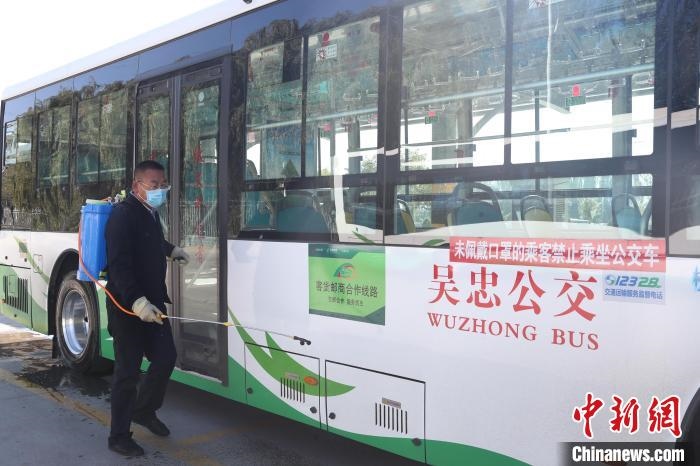 工作人員正在對(duì)公交車進(jìn)行消殺?！∮诰?攝