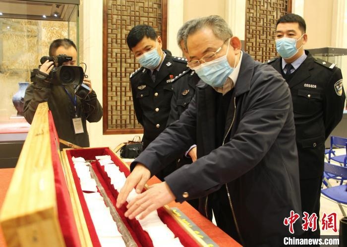 山東博物館館長鄭同修介紹涉案文物龍首錯銀木柲銅杖。　趙曉 攝