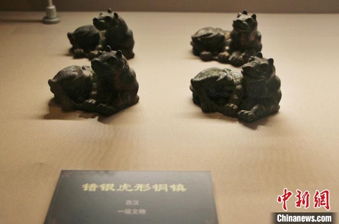 一級文物錯銀虎形銅鎮(zhèn)。　趙曉 攝