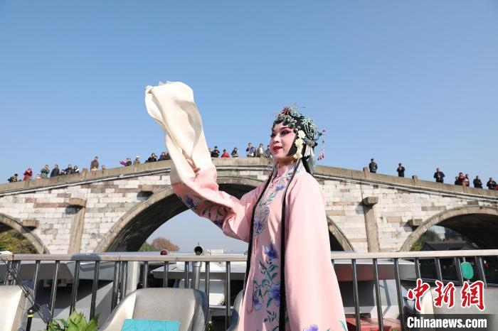 2019京杭對(duì)話的大運(yùn)河京杭雅集活動(dòng)中，浙江昆劇團(tuán)國(guó)家一級(jí)演員楊崑在中國(guó)大運(yùn)河(杭州段)上進(jìn)行表演?！⌒燔?攝 攝