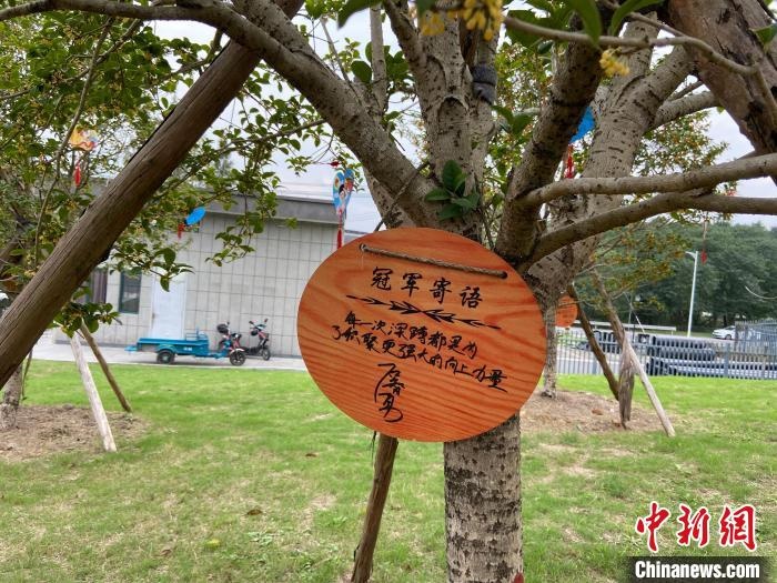 石智勇寫下的寄語?！×植?攝