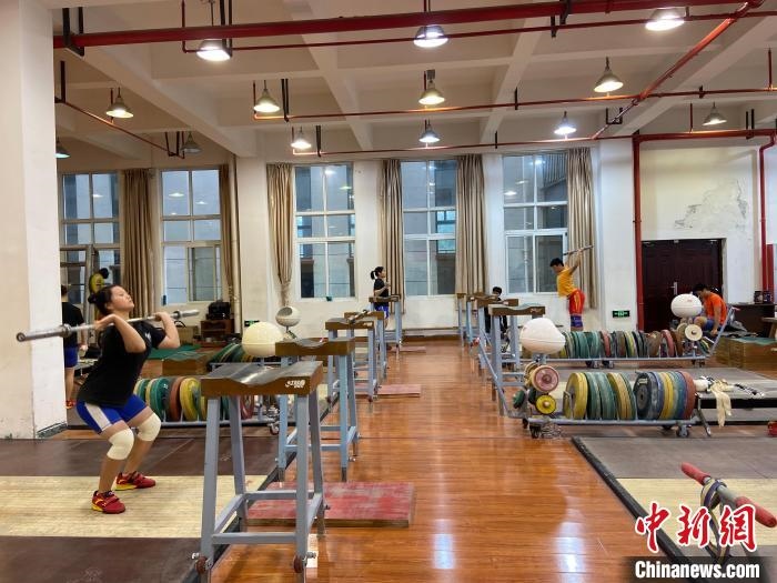 石智勇的師弟師妹們訓(xùn)練場景?！×植?攝