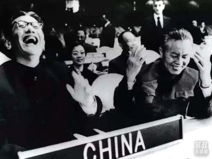 △1971年11月15日，以外交部副部長喬冠華(左一)為團長、黃華(右一)為副團長的中國代表團，首次出現(xiàn)在聯(lián)合國大會上。(資料圖)