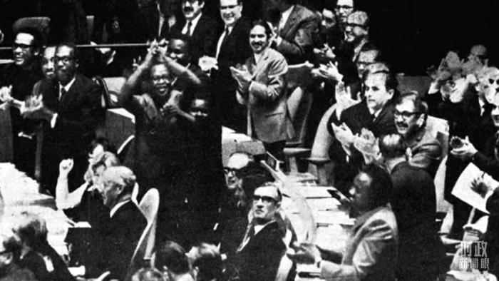 △第2758號決議通過后，現(xiàn)場爆發(fā)出熱烈歡呼聲。(資料圖)