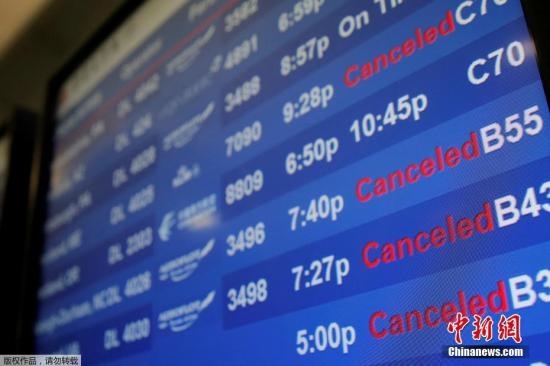 水管破裂造成第四航站樓的多家航班延誤或取消。圖為航站樓內(nèi)的電子公告牌顯示航班信息。