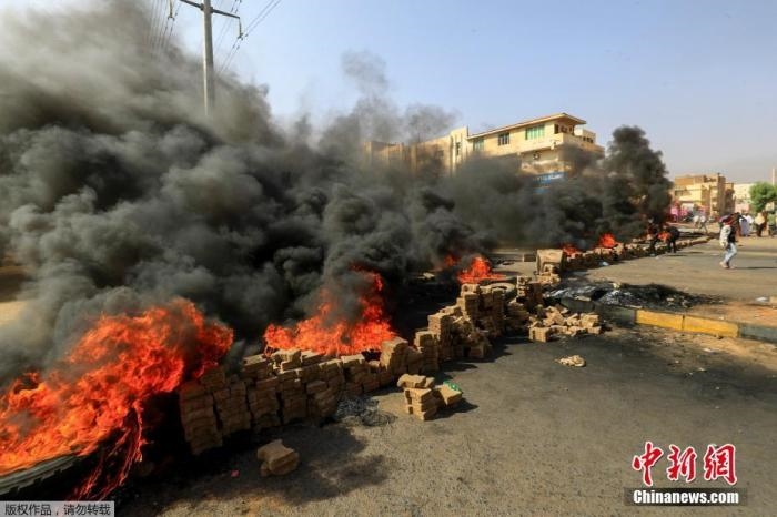 當(dāng)?shù)貢r(shí)間10月25日，蘇丹局勢(shì)發(fā)生突變，過渡政府總理被“綁架”，政府部長(zhǎng)被軍方抓捕，國(guó)家進(jìn)入緊急狀態(tài)，大量民眾走上街頭對(duì)軍方行動(dòng)進(jìn)行抗議，已有7人在抗議活動(dòng)中死亡，140人受傷。圖為抗議活動(dòng)中燃燒的輪胎。