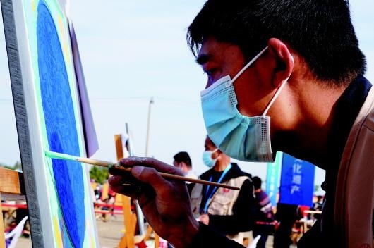 　　參加文物技能競賽彩畫項(xiàng)目的選手。