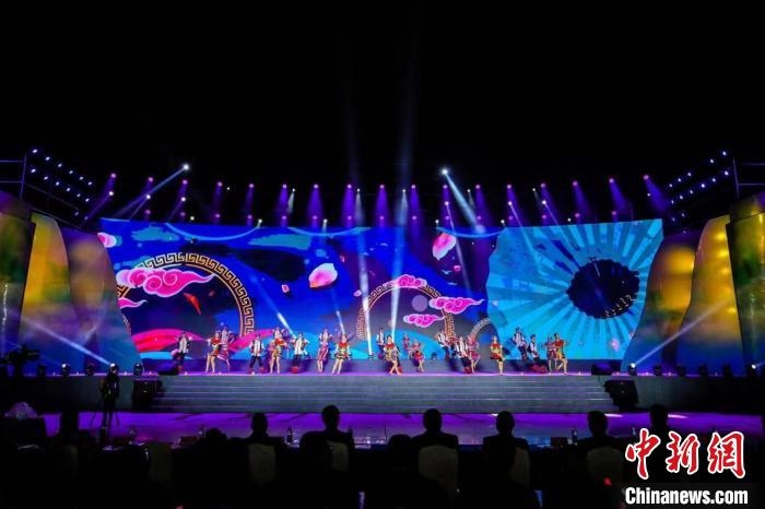 圖為中國(guó)·重慶秀山第二屆“金山銀山”文化旅游節(jié)開幕現(xiàn)場(chǎng)?！⌒闵娇h文旅委供圖