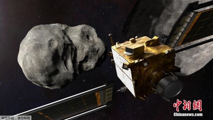 當(dāng)?shù)貢r(shí)間11月4日，法新社公布了兩張來(lái)自美國(guó)宇航局的太空效果圖，畫(huà)面顯示一艘宇宙飛船從小行星后面進(jìn)行撞擊。據(jù)悉，美國(guó)宇航局計(jì)劃讓一艘以每小時(shí)24000公里的速度飛行的宇宙飛船撞上一顆小行星以進(jìn)行“行星防御”測(cè)試，雖然地球尚且沒(méi)有面臨如此緊迫的危險(xiǎn)。