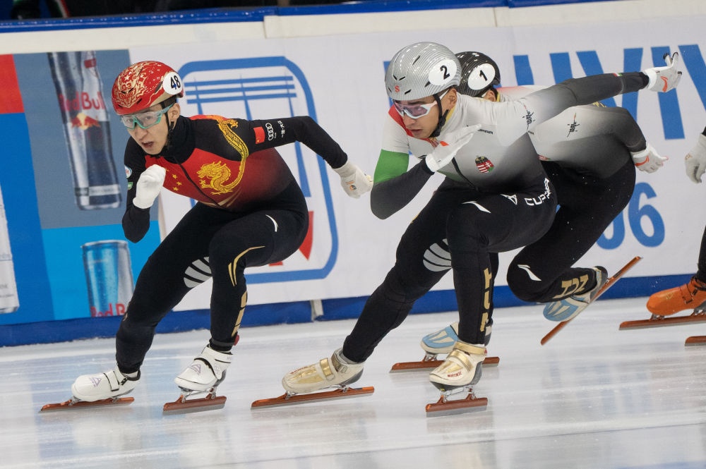 11月20日，中國選手武大靖(左)和匈牙利選手劉少林在比賽中。劉少林奪得冠軍，武大靖獲得第四名。新華社發(fā)(弗爾季·奧蒂洛 攝)