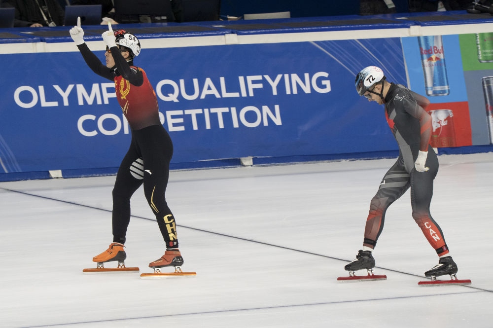 11月20日，任子威(左)在比賽后慶祝。新華社發(fā)(弗爾季·奧蒂洛 攝)