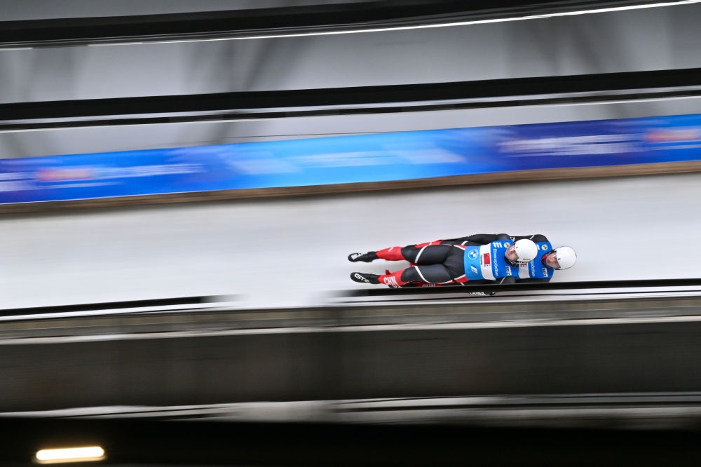 11月21日，“相約北京”國際雪橇聯(lián)合會(huì)雪橇世界杯，中國選手黃葉波/彭俊越在團(tuán)體接力比賽中。新華社記者陳益宸攝