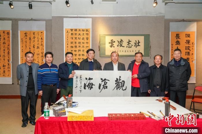 圖為百名將軍書畫展活動(dòng)現(xiàn)場?！∷涡憬?攝 攝