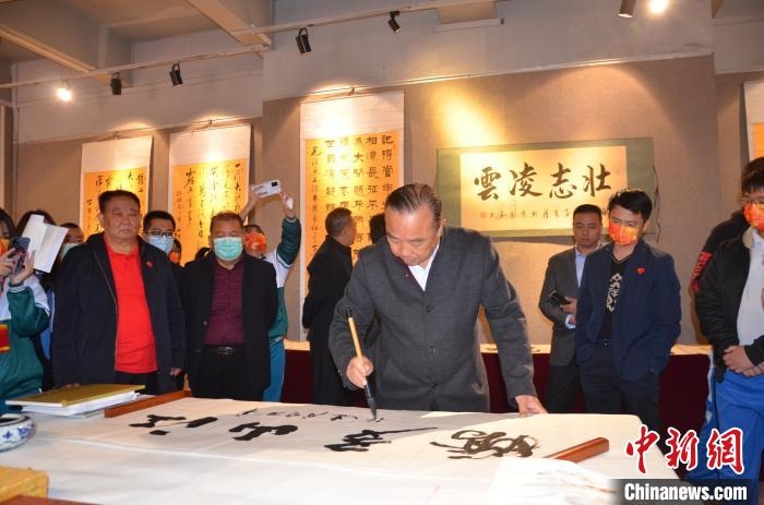 圖為“鐵軍老戰(zhàn)士”、著名書法家、解放軍報(bào)原副總編輯連俊義少將現(xiàn)場揮毫?！☆佇玛?攝 攝