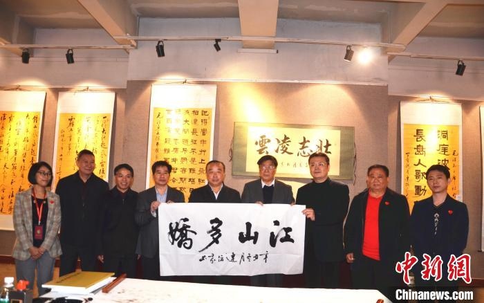 圖為百名將軍書畫展活動(dòng)現(xiàn)場?！☆佇玛?攝 攝