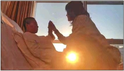 每天早上媽媽醒來后，母女倆都會(huì)迎著晨曦握手、擊掌?！∫曨l截圖