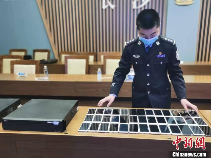 民警展示作案工具?！￠L沙市公安局供圖