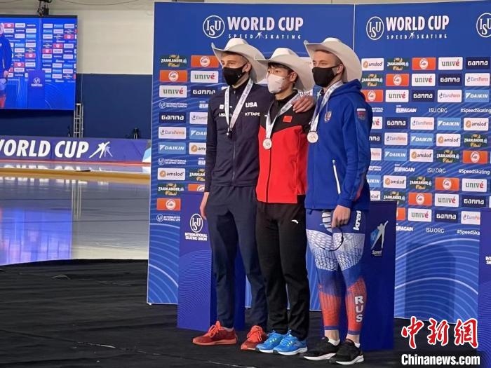 寧忠?guī)r在頒獎(jiǎng)儀式上?！『邶埥◇w育局提供