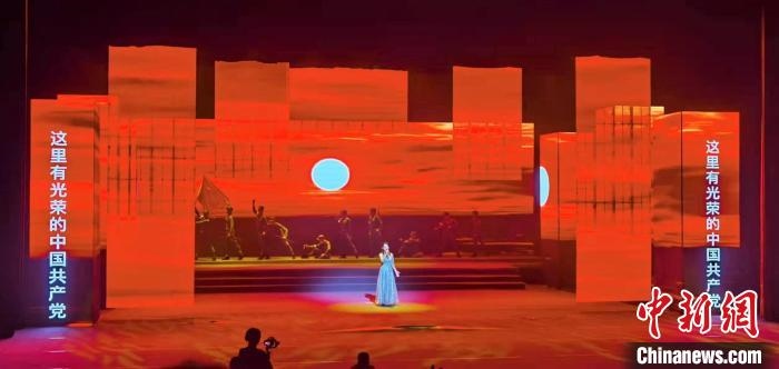 圖為“百年風華”大型音樂史詩劇現(xiàn)場?！⒑ｌ` 攝