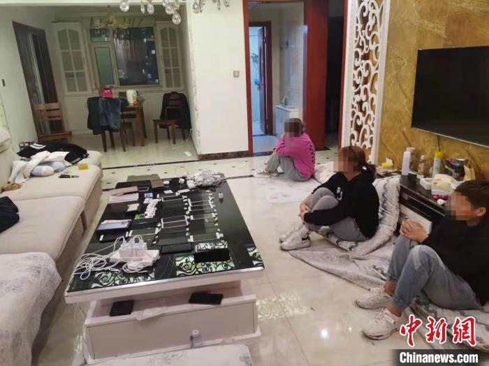 資料圖為果洛藏族自治州公安民警抓獲的犯罪嫌疑人?！‖斍呖h公安局供圖