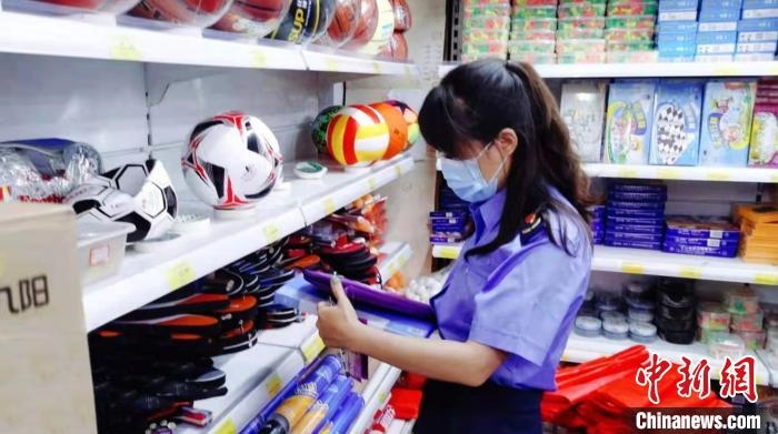 圖為秦皇島市海港區(qū)市場(chǎng)監(jiān)督管理局工作人員正在檢查涉冬奧標(biāo)志商品?！∏鼗蕧u市海港區(qū)市場(chǎng)監(jiān)督管理局供圖