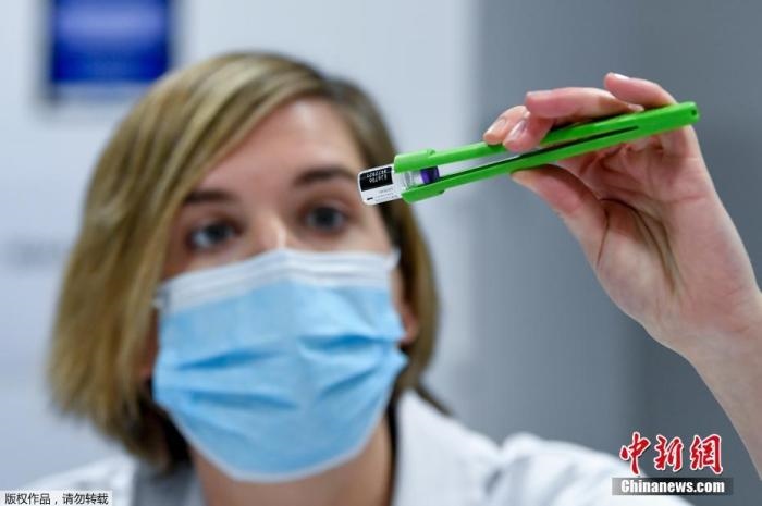 資料圖：比利時醫(yī)護人員正在準(zhǔn)備新冠疫苗接種工作。