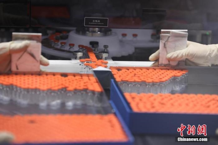 資料圖：北京科興中維生物技術(shù)有限公司生產(chǎn)線上的疫苗。 <a target='_blank' href='/'>中新社</a>記者 蔣啟明 攝 　