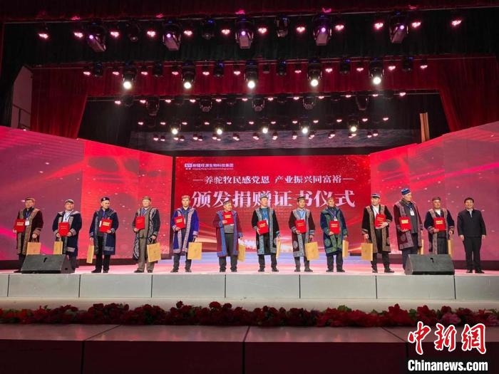 阿勒泰地區(qū)牧民靠企業(yè)的幫扶走上了致富道路。　郭靜琨 攝