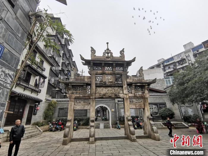 “道冠古今”牌坊?！×荷?攝