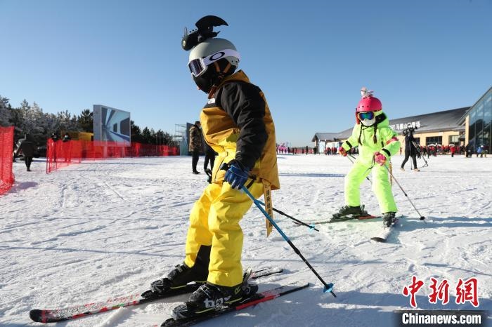 圖為滑雪場現(xiàn)場。　許婷 攝