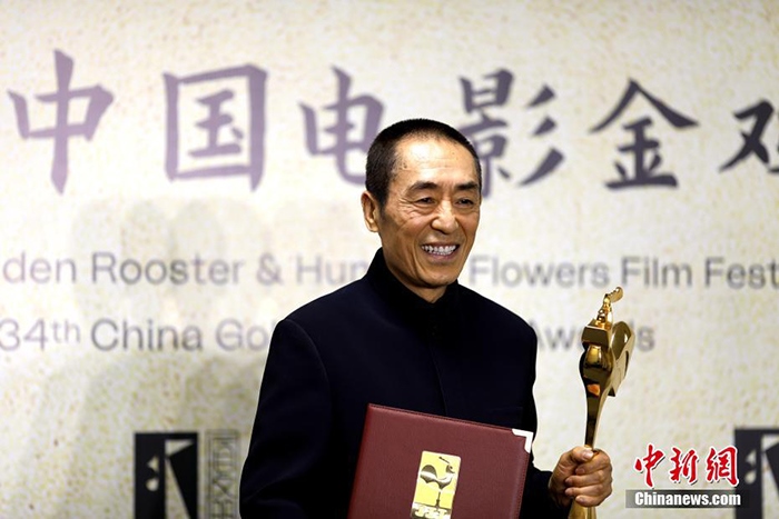 12月30日晚，第34屆中國電影金雞獎頒獎典禮在福建省廈門市舉行。張藝謀以執(zhí)導(dǎo)《懸崖之上》榮膺最佳導(dǎo)演獎。 <a target='_blank' href='/'>中新社</a>記者 呂明 攝