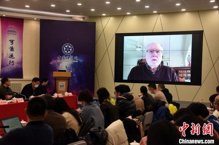 美國(guó)伊利諾伊大學(xué)教授理查德？克魯切爾通過視頻點(diǎn)評(píng)FAST測(cè)量星際磁場(chǎng)最新研究成果。　<a target='_blank' href='/'>中新社</a>記者 孫自法 攝