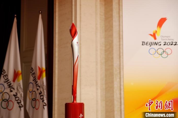 展示的北京冬奧會火炬?！〗x 攝
