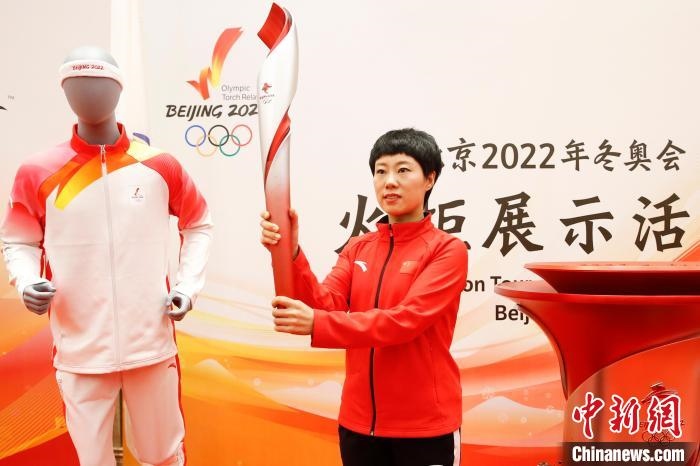 溫哥華冬奧會冠軍張會展示北京2022年冬奧會火炬?！〗x 攝