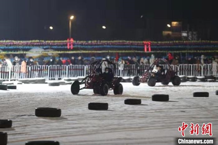 來(lái)吧，一起體驗(yàn)雪地越野車的刺激吧?！∮诤Ｑ?攝