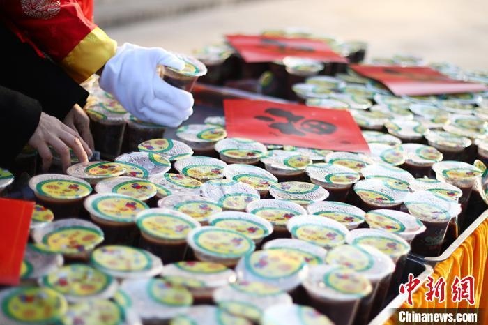 資料圖：工作人員將定制的臘八粥擺放整齊。　泱波 攝