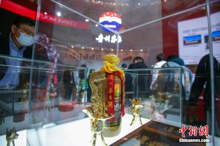 10月19日，天津，參觀者在中國(guó)茅臺(tái)展位參觀展示的白酒。當(dāng)天，第105屆全國(guó)糖酒商品交易會(huì)在國(guó)家會(huì)展中心(天津)啟幕。本屆糖酒會(huì)展覽總面積20萬(wàn)平方米，吸引了來(lái)自40多個(gè)國(guó)家和地區(qū)的3504家參展商參展，共設(shè)置了傳統(tǒng)酒類、葡萄酒及國(guó)際烈酒、食品及飲料、調(diào)味品及配料、食品機(jī)械及包裝等展區(qū)。 <a target='_blank' href='/'>中新社</a>記者 佟郁 攝