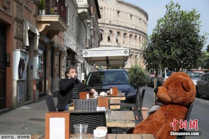 資料圖：意大利羅馬斗獸場附近的酒吧，顧客在露臺上喝酒。